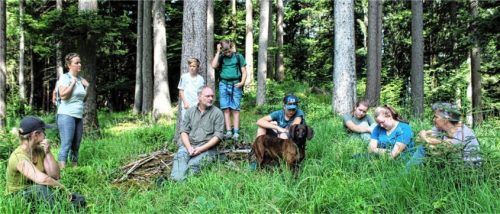 Wald, Wild und Artenvielfalt sind die Leidenschaft und Passion von Jägern, so Carsten Schumann (Vierter von links) an die Wanderfreunde richtend.