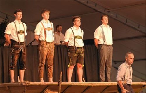 Was es mit der Lederhose auf sich hat, das erklärte Kabarettist Stefan Kröll gemeinsam mit den Mitgliedern des Trachtenvereins. Fotos  Re