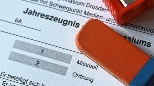 Weil die Noten im Jahreszeugnis nicht immer gut ausfallen und das einigen Schülern Sorgen bereitet, gibt es das Kummertelefon des Kinderschutzbundes Rosenheim. Foto dpa