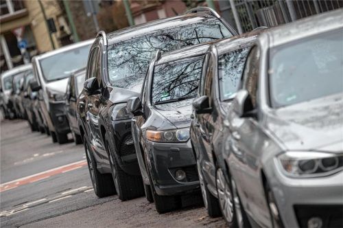 Weil die SUVs in Städten immer mehr zunehmen, hat die Deutsche Umwelthilfe höhere Parkgebühren gefordert. Auch in Rosenheim. Foto Sebastian Gollnow/dpa