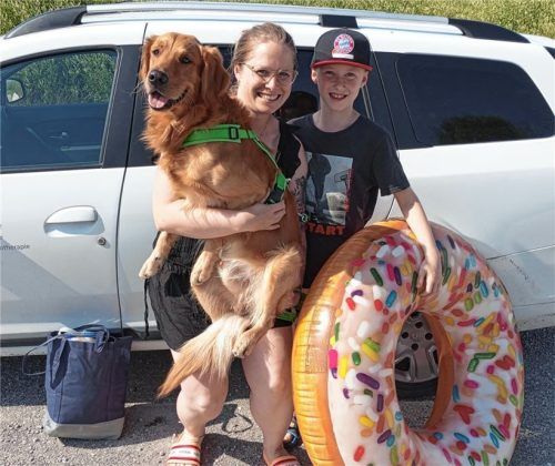 Doppelter Donut im Schlepptau: Anna Beth aus Moosach im Landkreis Ebersberg mit Sohn Emil, Hund Donut und einem Schwimmreifen in Donut-Form an den Höglinger Weihern bei Bruckmühl. Foto Mathias Weinzierl
