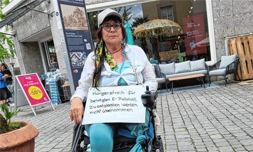 Weil ihre Krankenkasse bisher keinen E-Rollstuhl bezahlen will, droht Ursula Kissler auf dem Max-Josefs-Platz miteinem Hungerstreik. Foto Wildauer