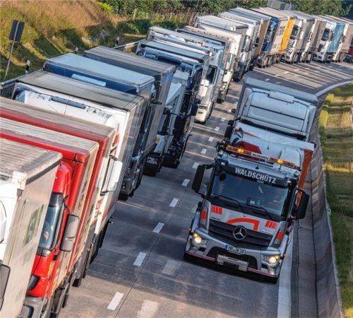 Wenn der Verkehr steht, stockt die Wirtschaft: Vor schweren Einbußen wegen der Brenner-Baustellen warnen die Wirtschaftsverbände. Foto dpa