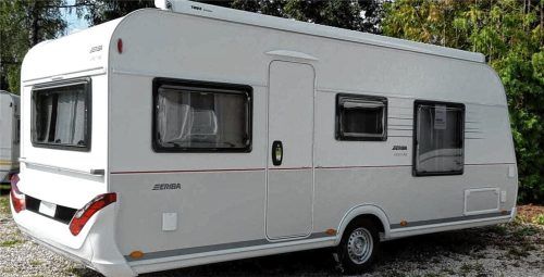 Wer hat dieses Wohnwagen mit markanten Details wie beispielsweise der München-Silhouette gesehen? Das Fahrzeug wurde am Samstag in Kolbermoor gestohlen. Hinweise nimmt die Polizei in Bad Aibling entgegen. Foto privat
