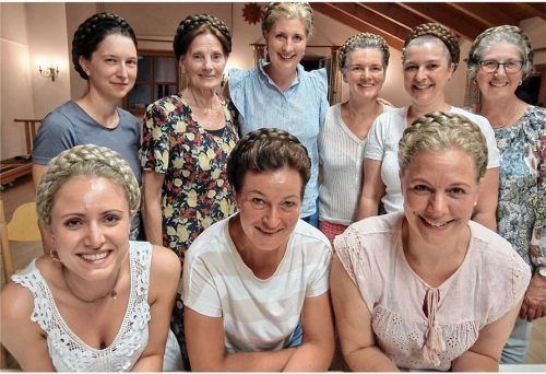 Wer schön sein will, muss flechten können. Damit die Gretl-Frisur zum Gaufest perfekt sitzt, haben die Griabingerinnen an zwei Abenden fleißig geübt. Foto Trachtenverein D‘Griabinga