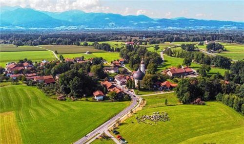 Westerndorf am Wasen mit seiner ikonischen Kirche.Foto  Aerzbäck