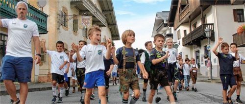 Wie im vergangenen Jahr startet die Festwoche mit einem Umzug durch den Ort, an dem auch der Nachwuchs des Fußballvereins teilnimmt.Foto Archiv Schmidt