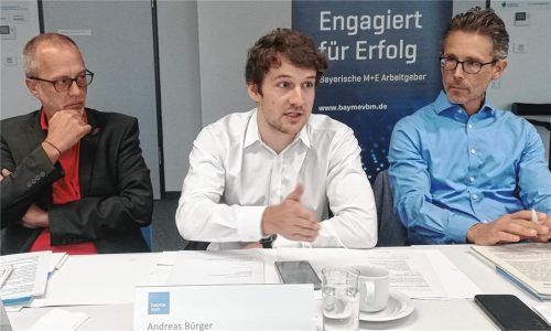 „Wir merken den Rückgang der Produktion bei unseren Kunden“, erklärt Andreas Bürger (Mitte), Geschäftsführer der BBW Lasertechnik GmbH aus Prutting. Andreas Bublak (links), Vorstand der COC AG aus Burghausen, und Frank Eberle, Geschäftsführer der Alpenland Maschinenbau GmbH aus Rott, hören aufmerksam zu. Foto Re