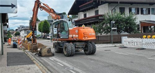 Wo sonst der Durchfahrtsverkehr rollt, sind aktuell Baustellenfahrzeuge am Werk.