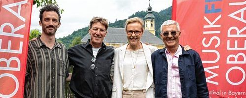 Zu Gast beim traditionellen Frühschoppen: (von links) Schauspieler und Regisseur Aaron Arens, Schauspieler Tobias Moretti, Schauspielerin Juliane Köhler und Festivalleiter Markus Aicher. Foto Wachinger
