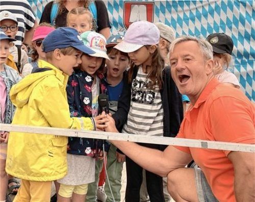 Zur Hochform liefen die Kids am Festzelt-Mikrofon mit Robert Plank auf.