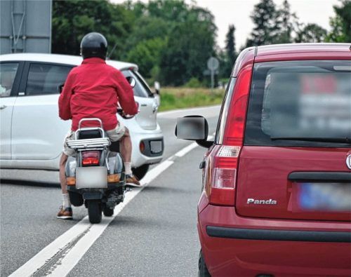 Zweiradfahrer können sich vielleicht am Stau vorbeischummeln, Autofahrer haben die Chance nicht und stehen sich rund um Ziegelberg die Reifen ins Bodenblech. Foto Schlecker