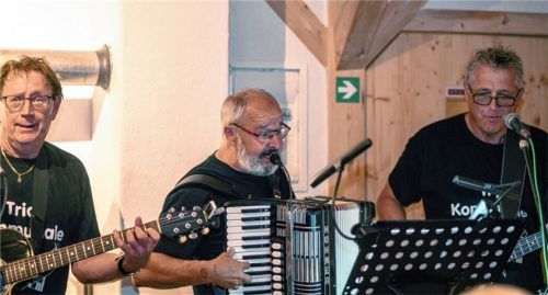 50 Jahre Parteifreie Wähler in Kolbermoor waren dem „Trio Kommunale“ (von links) Dieter Kannengießer, Peter Kloo und Bernd Fessler einen Auftritt wert.Foto thomae