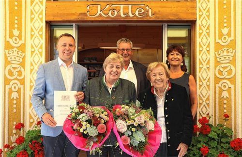 55 Jahre dem Arbeitgeber treu: (von links) Oberbürgermeister Christian Hümmer, Rosemarie Brandl und Rosemarie Kotter sowie (hinten) das Bäckerehepaar Gerhard und Brigitte Kotter.Foto wittenzellner