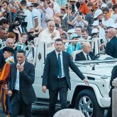 Taufkirchner Minis mit dem Papst im Papamobil