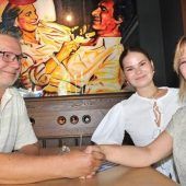 Nicki feiert in der Schickeria