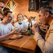 Fans bieten 81 Euro für „Söderkebab“-T-Shirt