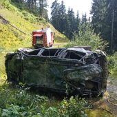 Auto stürzt Abhang runter