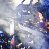 Komplizierter Löscheinsatz: Transporter brennt auf A9