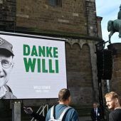 Trauerfeier für Willi Lemke vor vollem Haus