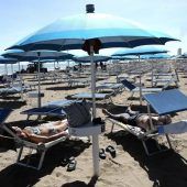 Das illegale Geschäft mit Schirm und Liege