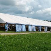 Volksfestzelt in Feldkirchen steht