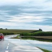 Regengüsse überfluten Straßen und Felder
