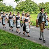 Prächtiger Fest- und Kirchenzug