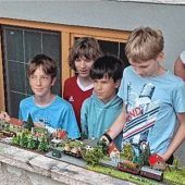 Kinder basteln beim Eisenbahnclub Dioramen