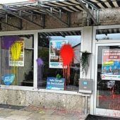 Erneut Farbattacke auf AfD-Büro in Rosenheim: Winhart schweigt, Polizei ermittelt