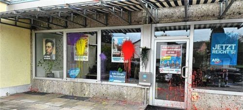 Ähnlich wie vor einigen Tagen wurden auch im Oktober 2023 durch Farbwürfe unter anderem die Fassade und die Fensterfront des AfD-Büros verunreinigt. Foto AfD Rosenheim