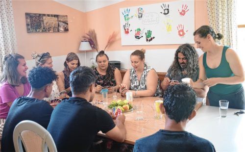 Alltag in der Nußdorfer Wohngruppe: Drei Jugendliche spielen Karten mit den Betreuern (von links) Laura Frank, Nicole Chlapek, Celina Laska , Ann-Katrin Minhardt-Ißle , Christine Maurer, Emanuel Kaminsky und Lydia Stolzenbach. Foto Blum