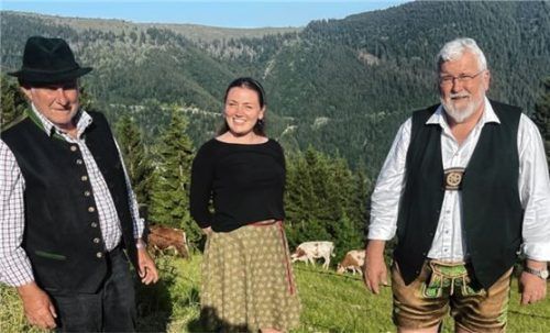 Almgespräch auf der Feichteckalm mit Sebastian Friesinger (rechts), dem Ehrenvorsitzenden des Tourismusvereins Samerberg, Hans Auer, und Almerin Justina Frese. Foto  Hötzelsperger