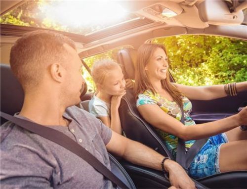 Als Familie entspannt in den Urlaub starten: Mit der Box von maut1 sind Staus an Mautstationen kein Thema mehr. Foto adobestock