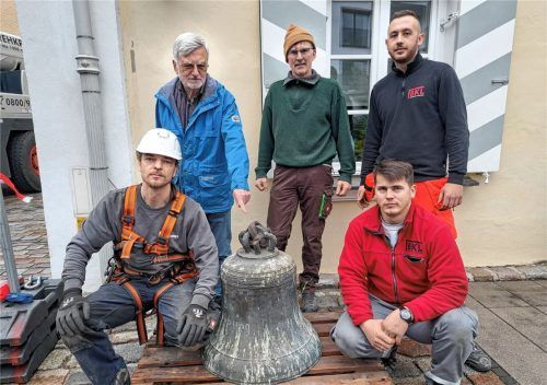 Am 14. März vergangenen Jahres wurde die defekte Glocke im Beisein von Kirchenpfleger Ludger Goedecke und Pfarrgemeinderat Xaver Gartmeier (hinten von links) zu Boden gebracht. Für Gerald Regner, den Leiter der Aktion, und Kranführer Ibrahim Karic (vorne von links) sowie Josef Artmeier von der Kranfirma (hinten rechts) war die Millimeterarbeit über den Dächern der Stadt eine große Herausforderung.Foto Hadersbeck