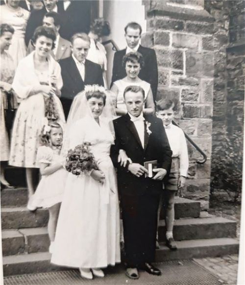 Am 28. August 1959 heirateten Erika und Helmut Raupach. Aufgrund eines Motorradunfalls kam der Bräutigam in zwei verschiedenen Paar Schuhen. Foto Privat