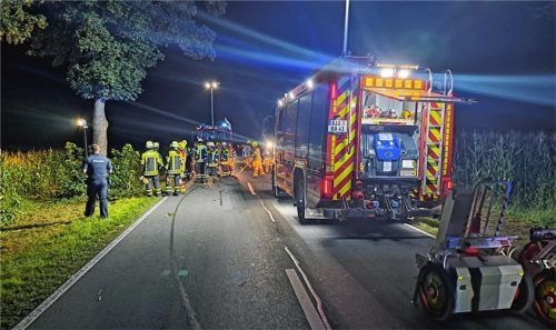 An dem Baum neben der Straße war die wilde Fahrt vorbei. Während die Polizei Spuren sicherte, säuberte die Feuerwehr die Fahrbahn. Fotos Hadersbeck