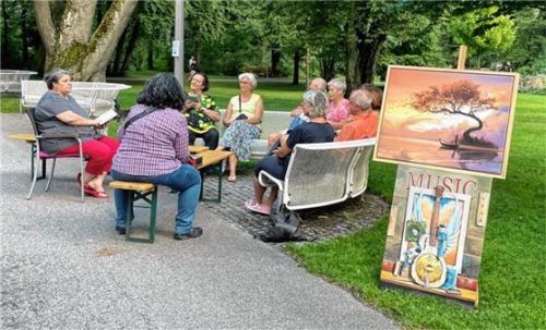 An den Sitzinseln im Kurpark werden die drei Autoren aus ihren Büchern vorlesen. Airbrush-Künstler Georg Huber präsentiert dort auch seine Werke. Foto RE