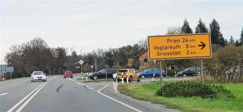 An der Kreuzung zwischen Rott und Griesstätt passieren immer wieder teils schwere Unfälle beim Abbiegeverkehr auf die B15. Foto mb