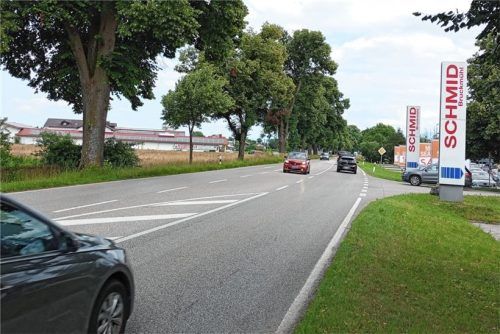 An dieser Zufahrt auf den Kundenparkplatz eines Modehauses an der Staatsstraße 2078 bei Heufeld war es Mitte Juni zum tödlichen Unfall gekommen, bei dem eine 82-jährige Autofahrerin starb. Foto  Weinzierl