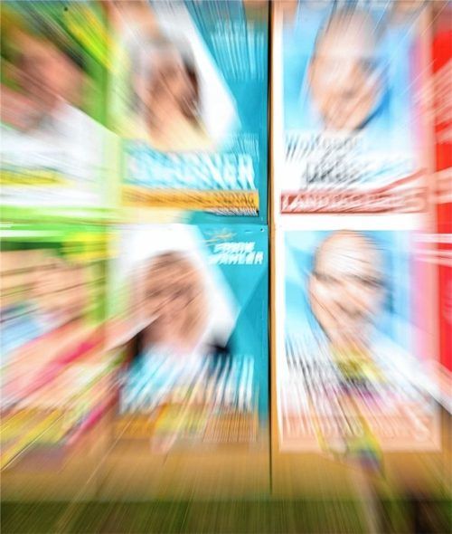 Anstatt vieler einzelnen Plakate soll künftig nur noch auf Anschlagtafeln bei Wahlen plakatiert werden. So schlägt es die AfD-Fraktion in einem Antrag vor. Foto Karl-Josef Hildenbrand/dpa/Symbolbild