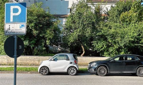 Auch beim Parken in Mühldorf gilt der ewige Kampf von Klein gegen Groß. Für viele sind SUVs zum Feindbild geworden. Foto Christa Latta