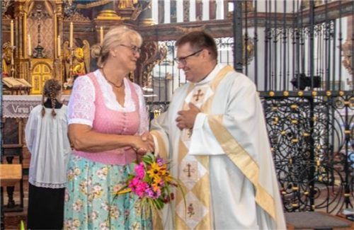 Auch Pfarrer Richard Basta bedankte sich bei Gröbmeier für das Silberjubiläum.Foto Stache