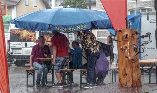 Auch vom Regen ließen sich die Schmiede und die Besucher der Biennale nicht aufhalten.