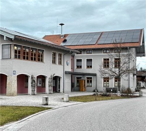 Auf dem Rathaus und auch auf dem Bauhofgebäude wurden PV-Anlagen installiert. Fotos auer/re