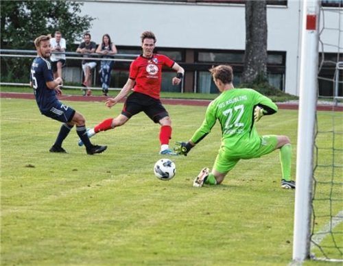 Auf heimischer Bühne könnte der TSV Bad Endorf heute, Freitagabend, endlich treffen. Foto Christian Mühlhofer