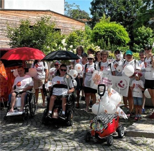 Aufbruch der Gruppe nach München bei strahlendem Sonnenschein. Foto Stiftung AKM