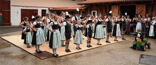 Auftanz der Pfaffenhofener Trachtenkinder beim Vereinsjahrtag.Foto re