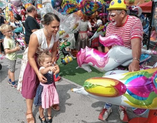 Ballons in allen Formen und Farben sind für die Kinder eine heiß geliebte Wiesnerinnerung. Foto ru