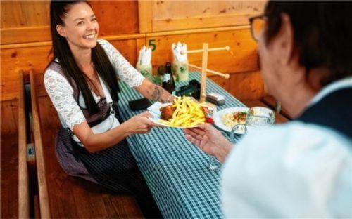 Bayerische Lebensart genießen können Herbstfest-Besucher und -Besucherinnen bei Festwirt Werner Heinrichsberger.